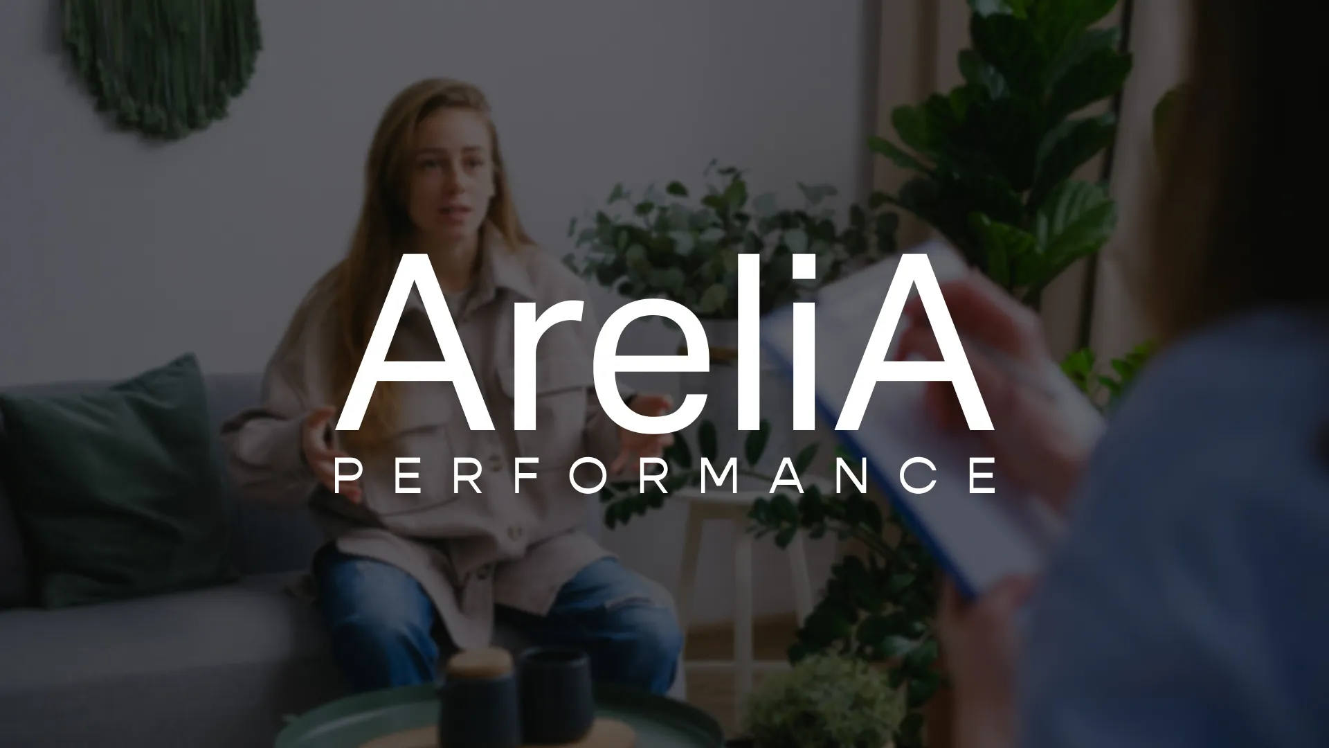 Logo blanc AreliA Performance appliquée sur une photo d’accompagnement professionnel.